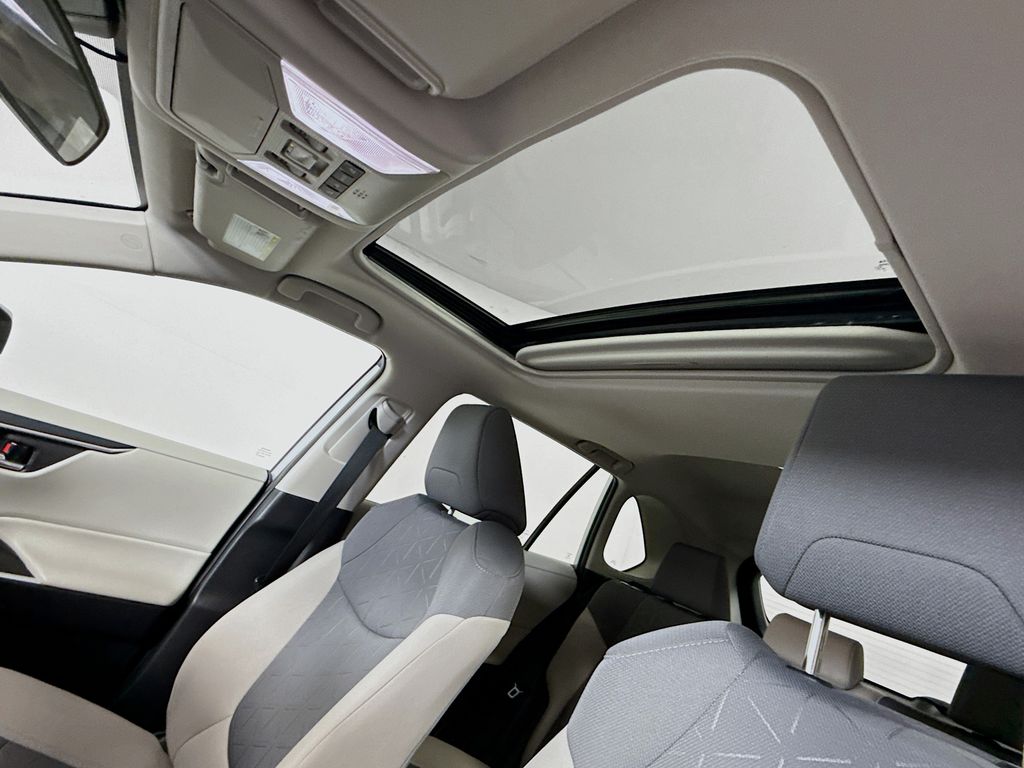 2022 Toyota RAV4 Hybrid XLE photo 20