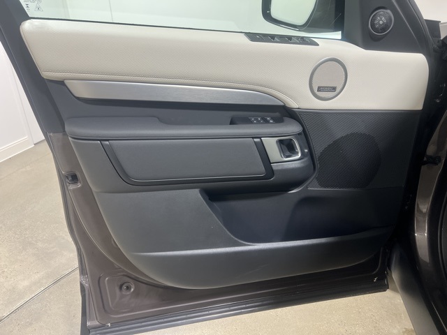 2025 Land Rover Discovery SE photo 8