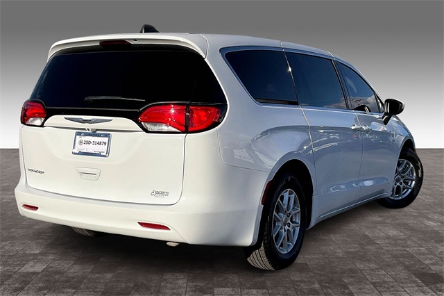 2022 Chrysler Voyager LX photo 2