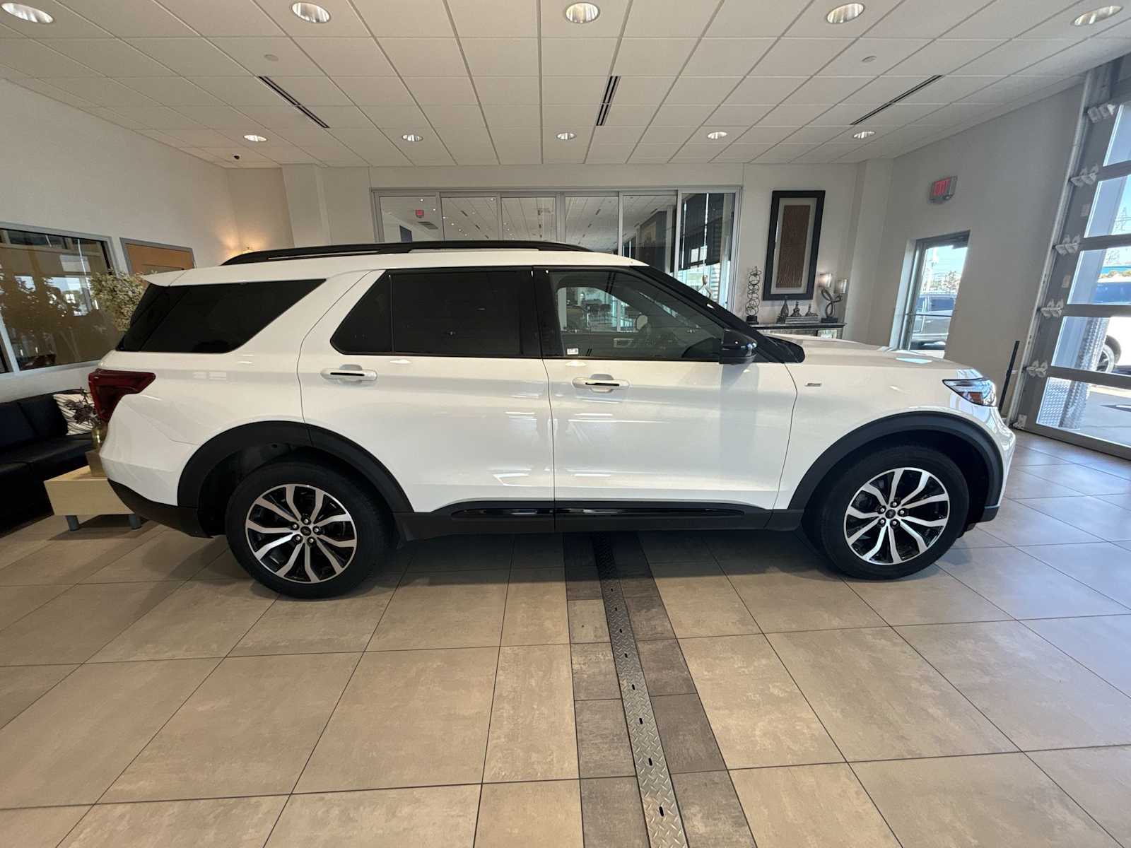 2022 Ford Explorer ST-Line photo 2