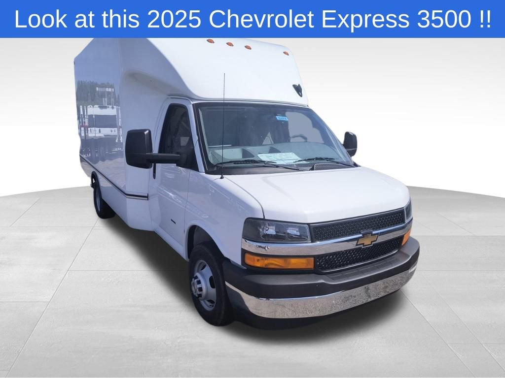 2025 Chevrolet Express Cutaway Base's photo