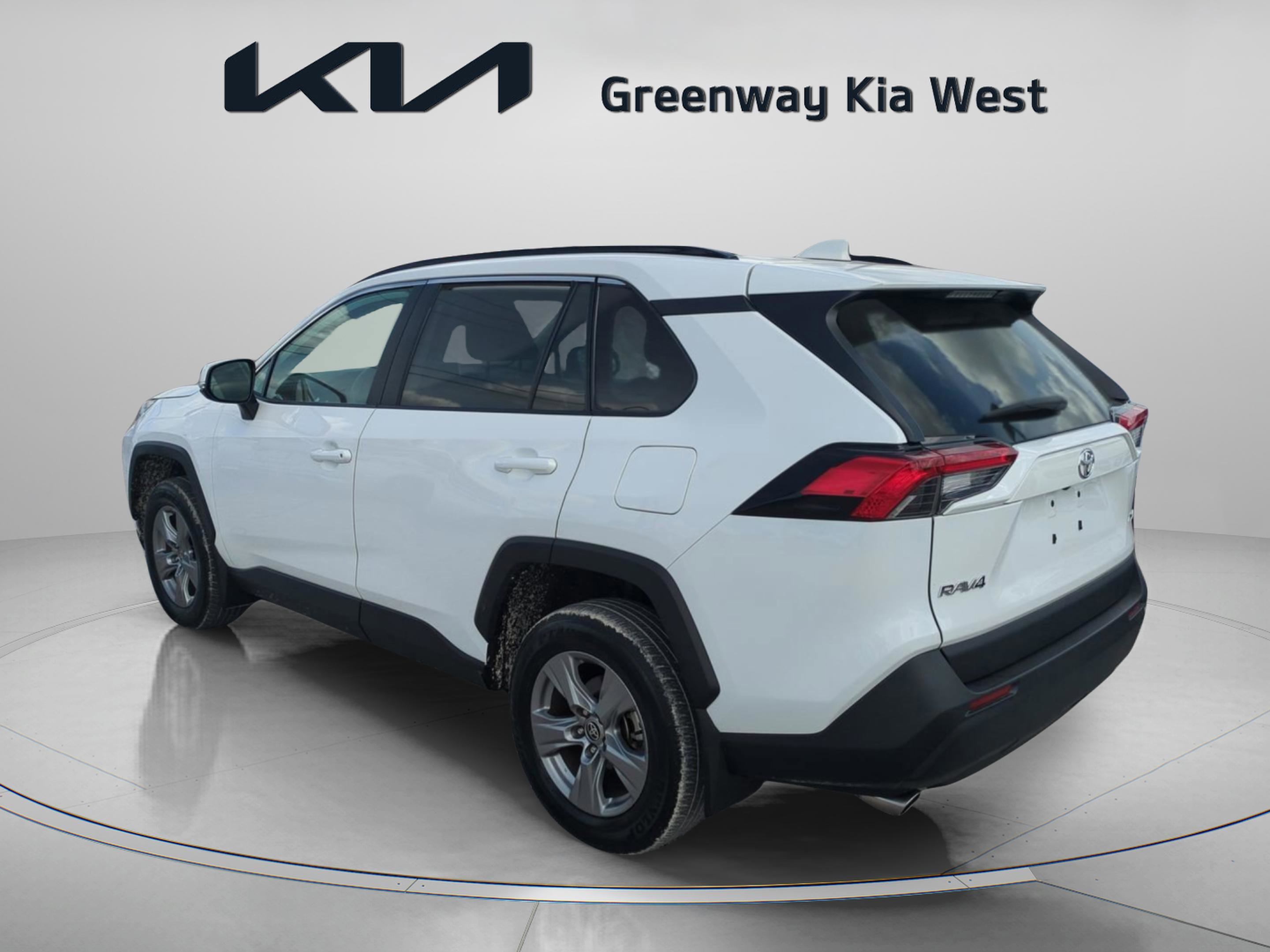 2024 Toyota RAV4 XLE photo 4
