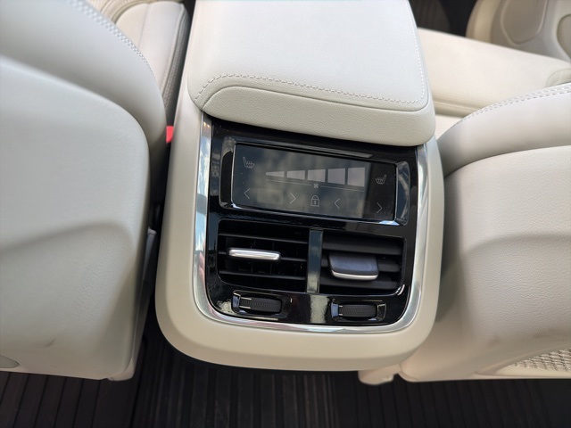 2025 Volvo XC60 B5 photo 9
