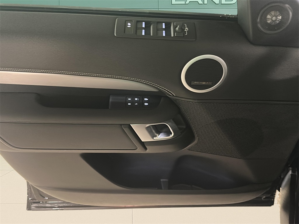 2025 Land Rover Discovery SE photo 12