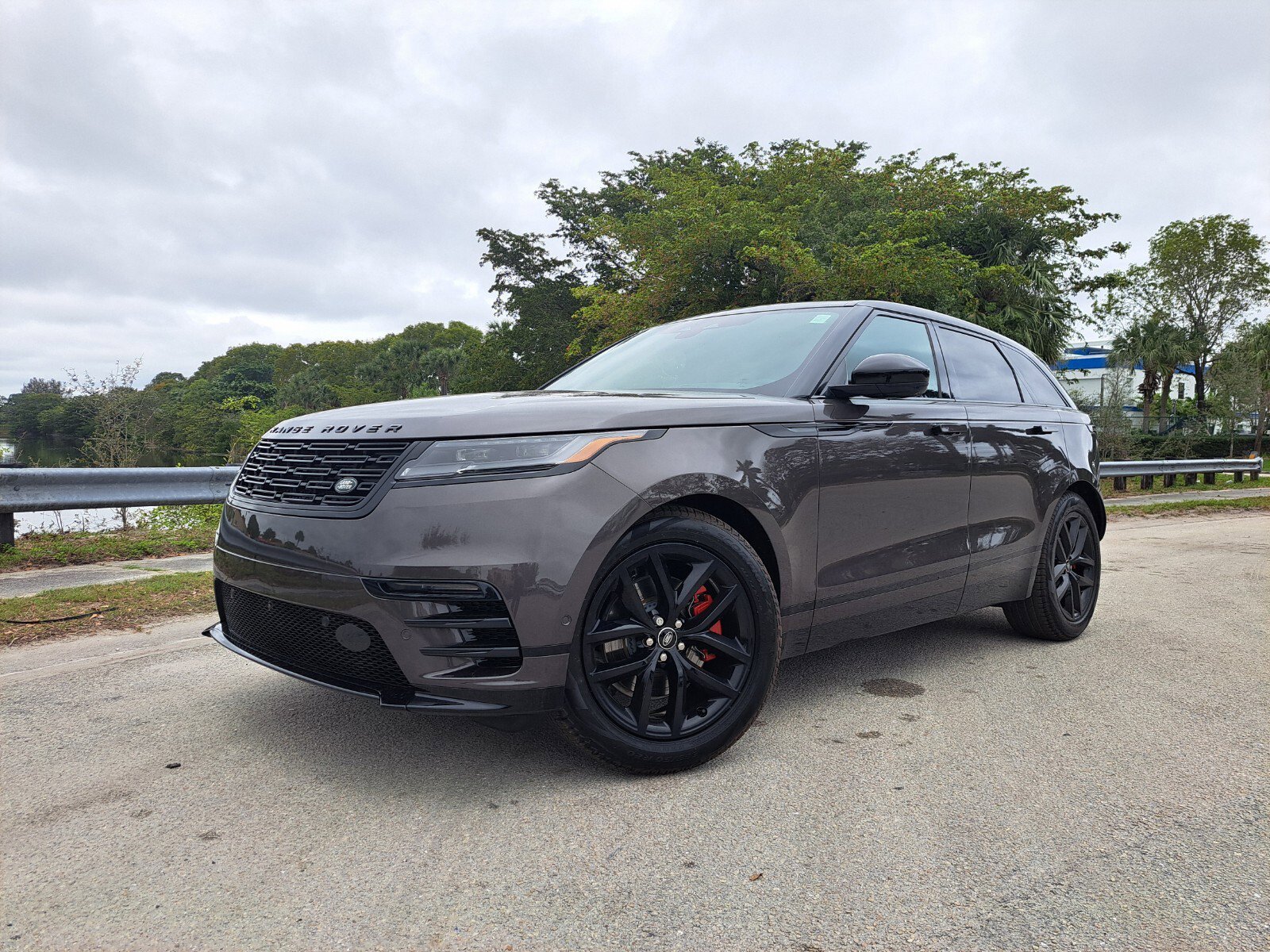 2025 Land Rover Range Rover Velar Dynamic SE's photo