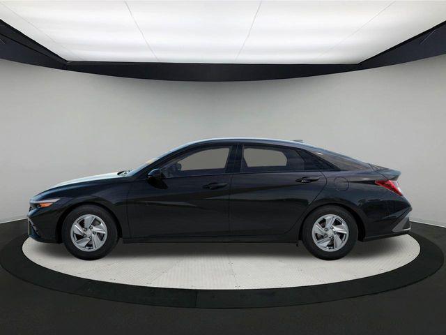 2025 Hyundai Elantra SE photo 3