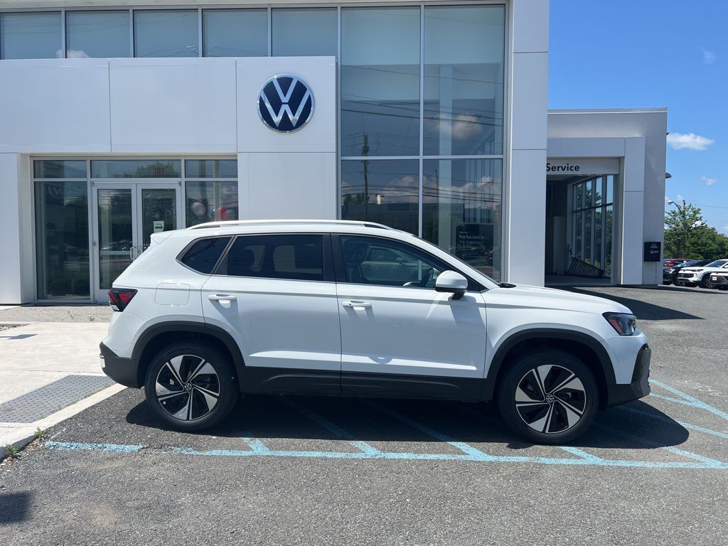 2025 Volkswagen Taos SE photo 3