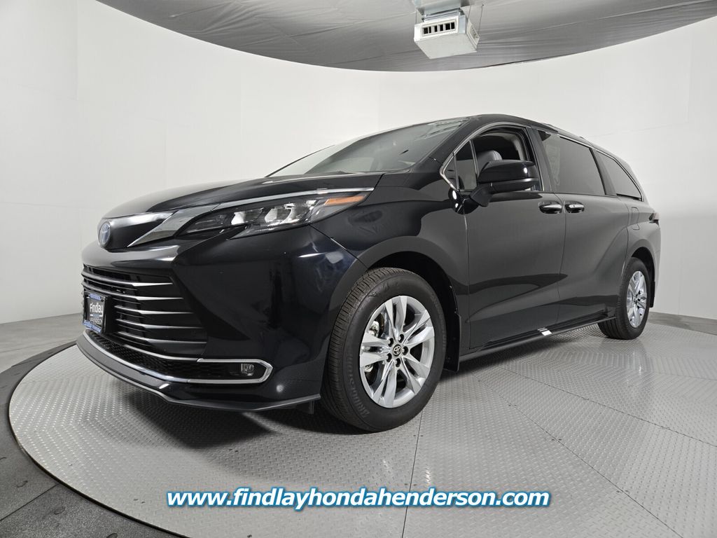 2024 Toyota Sienna XLE photo 2