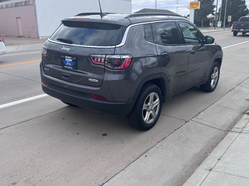 2024 Jeep Compass Latitude photo 2