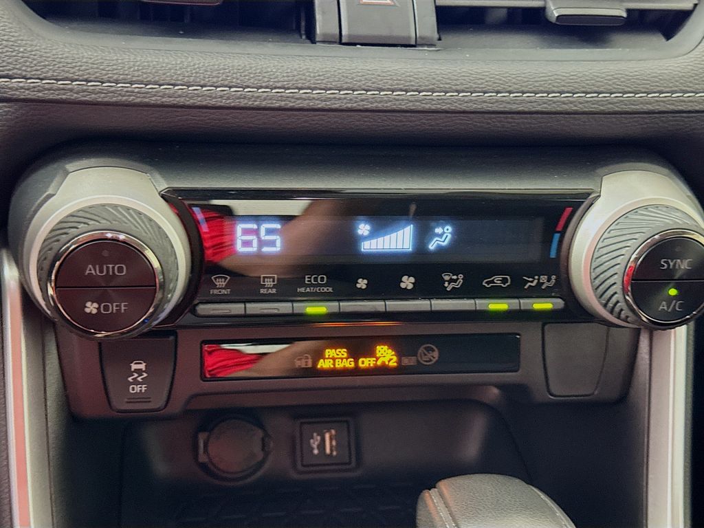 2023 Toyota RAV4 Hybrid XLE photo 16