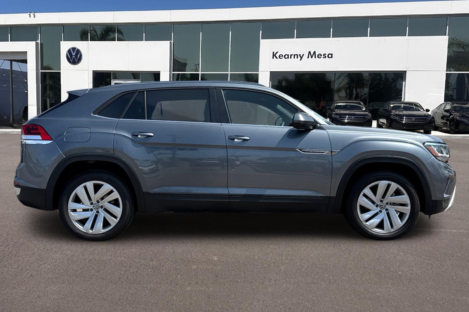 2022 Volkswagen Atlas Cross Sport V6 SE Technology photo 3