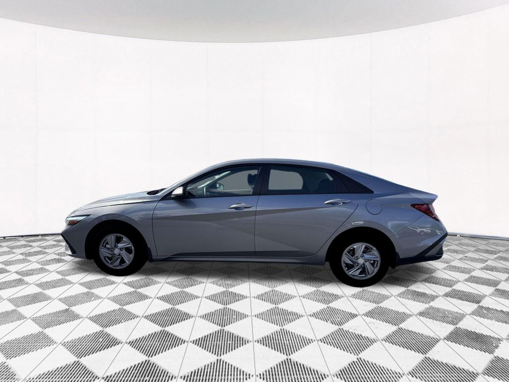 2026 Hyundai Elantra SE photo 3