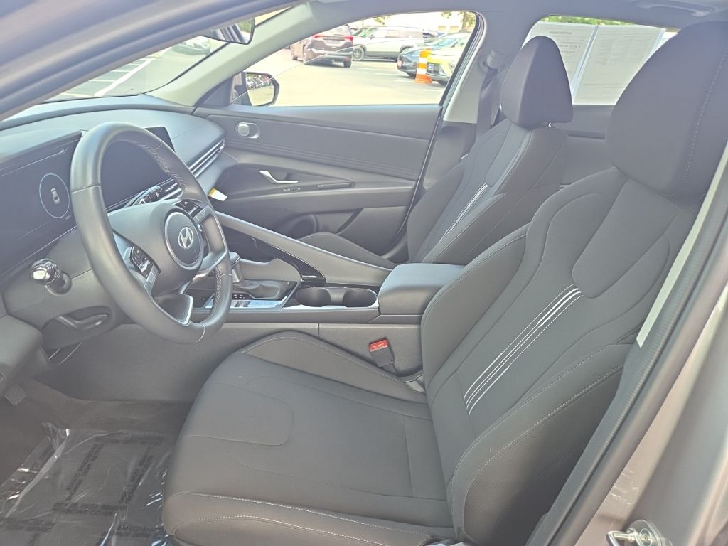 2024 Hyundai Elantra SEL Convenience photo 5