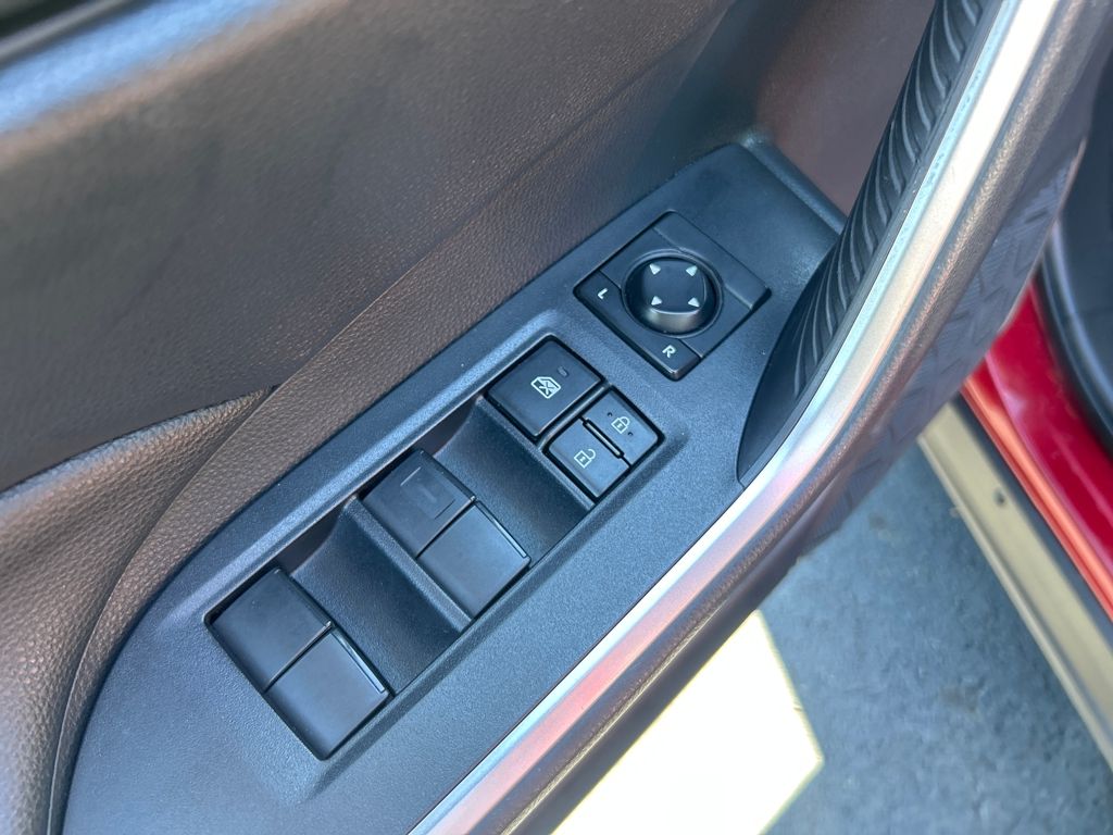 2022 Toyota RAV4 LE photo 19