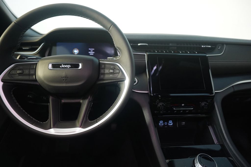 Used 2025 White Jeep Laredo image 22