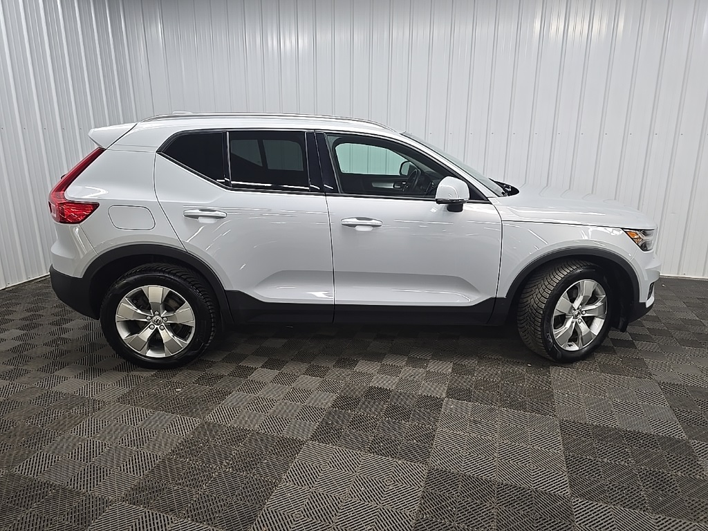 2022 Volvo XC40 Momentum photo 2