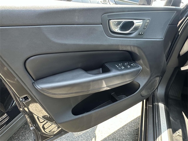 2023 Volvo XC60 B5 Plus photo 10