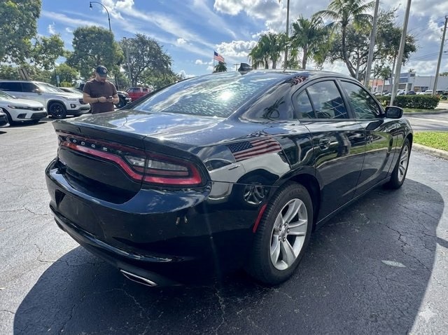 2016 Dodge Charger SXT photo 2