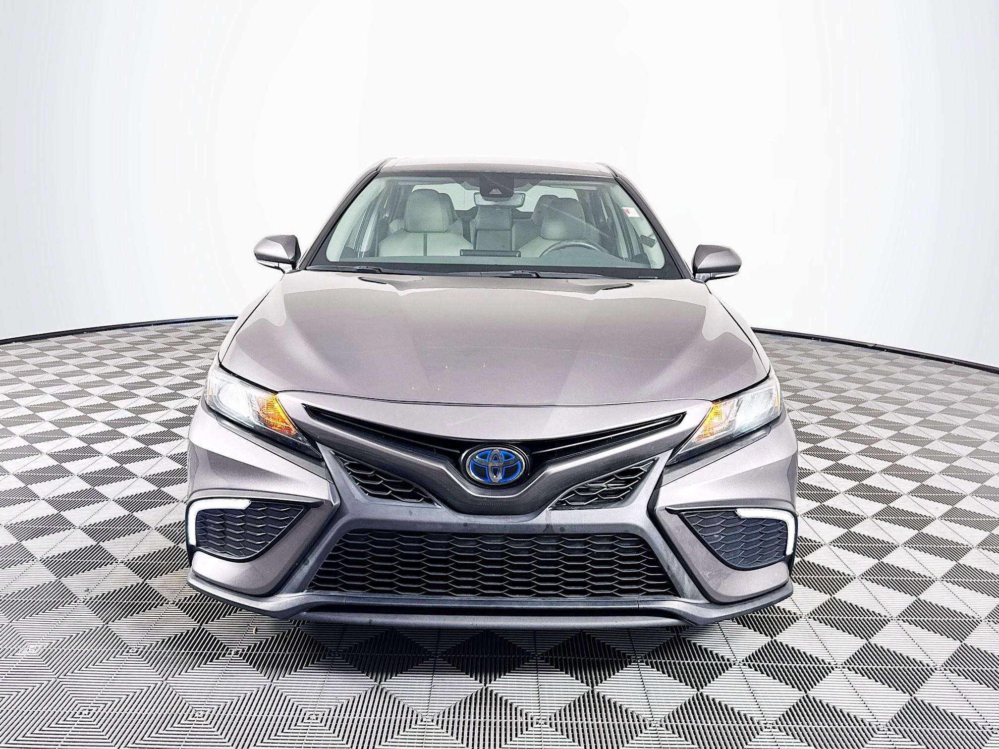 2022 Toyota Camry Hybrid SE photo 2