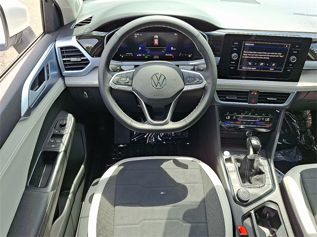 2025 Volkswagen Taos SE photo 4