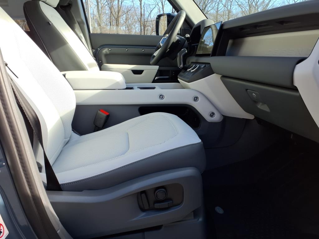 2025 Land Rover Defender 110 S photo 3
