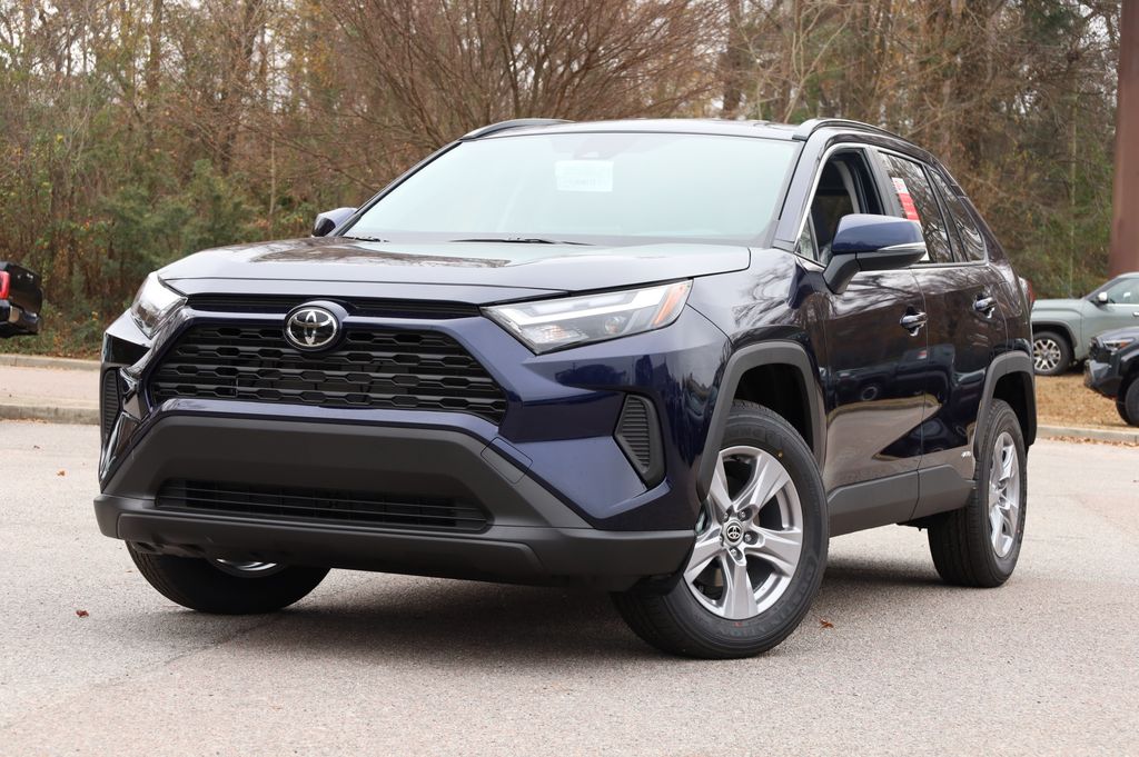 2025 Toyota RAV4 XLE's photo