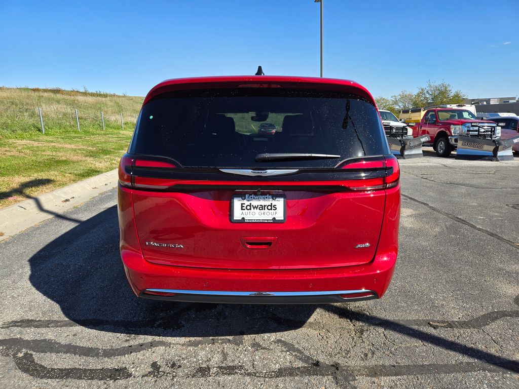 2026 Chrysler Pacifica photo 4