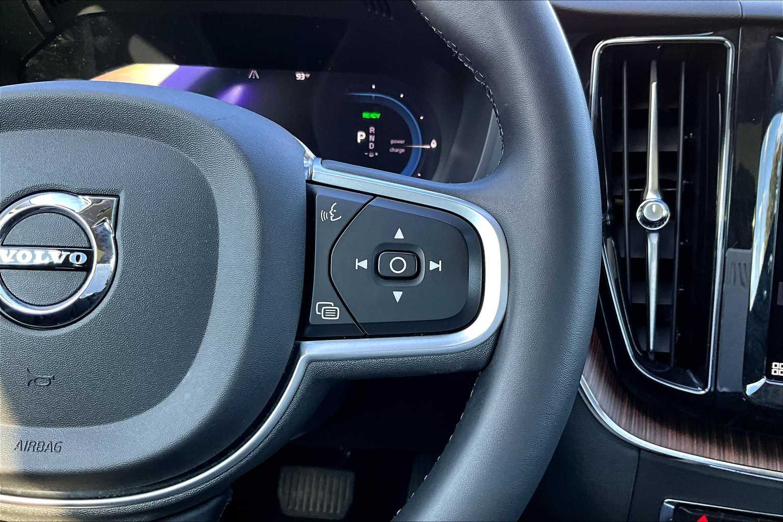 2022 Volvo XC60 Recharge Hybrid Inscription Expression photo 22