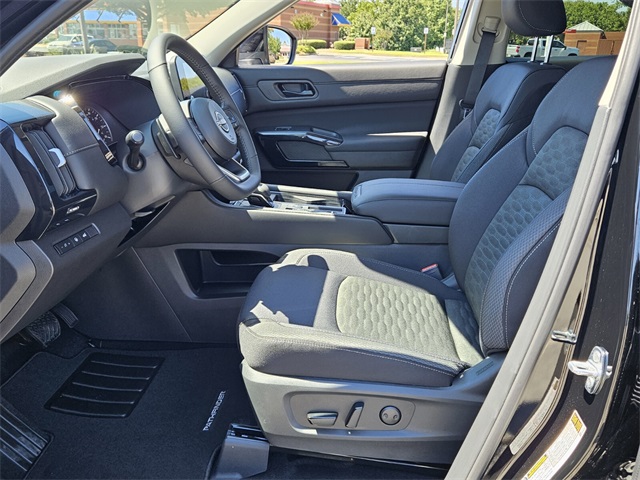 2025 Nissan Pathfinder SV photo 5