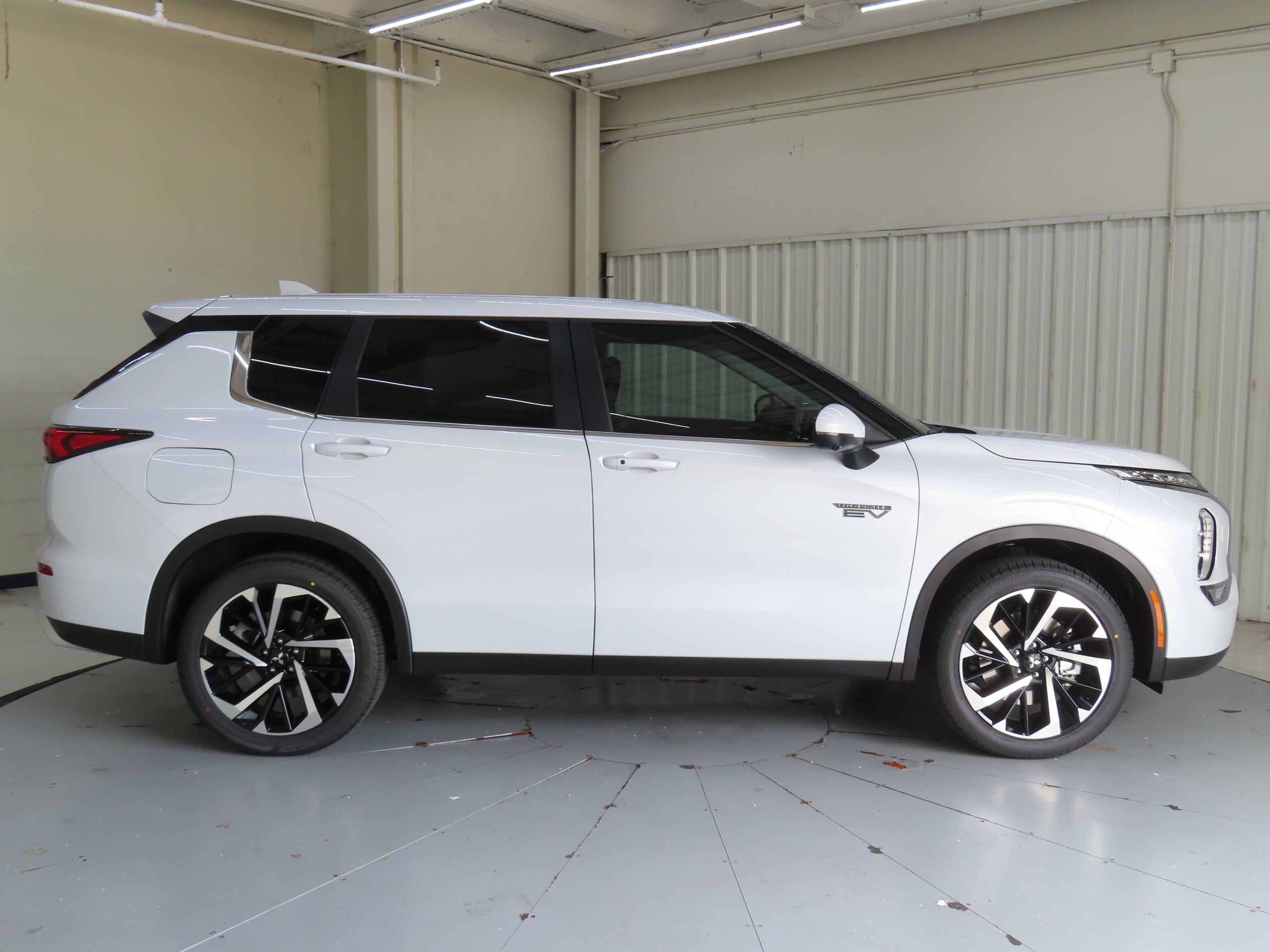 2025 Mitsubishi Outlander PHEV SE photo 2