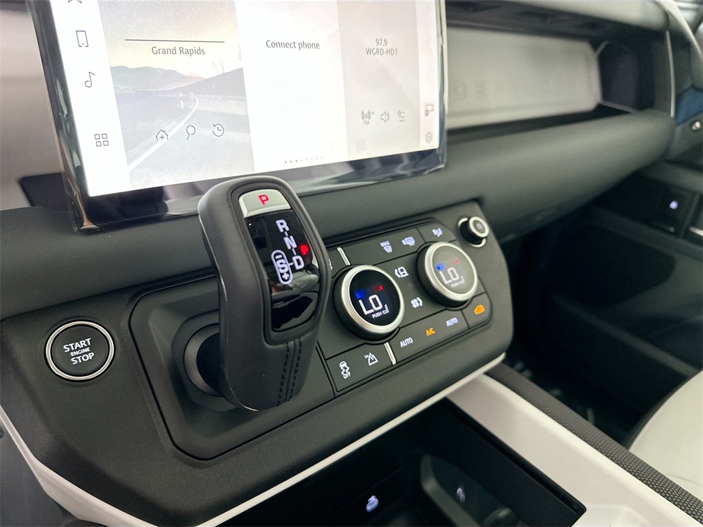 2025 Land Rover Defender 110 S photo 18