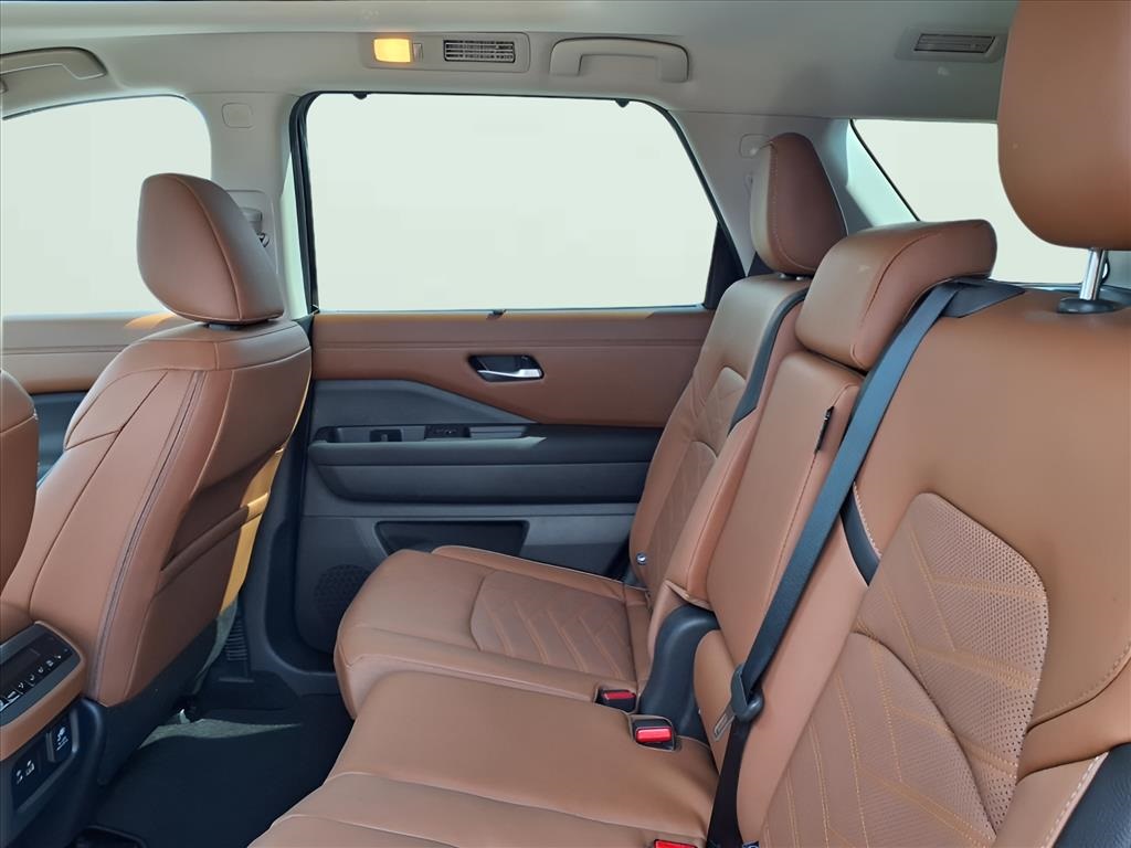 2025 Nissan Pathfinder Platinum photo 4