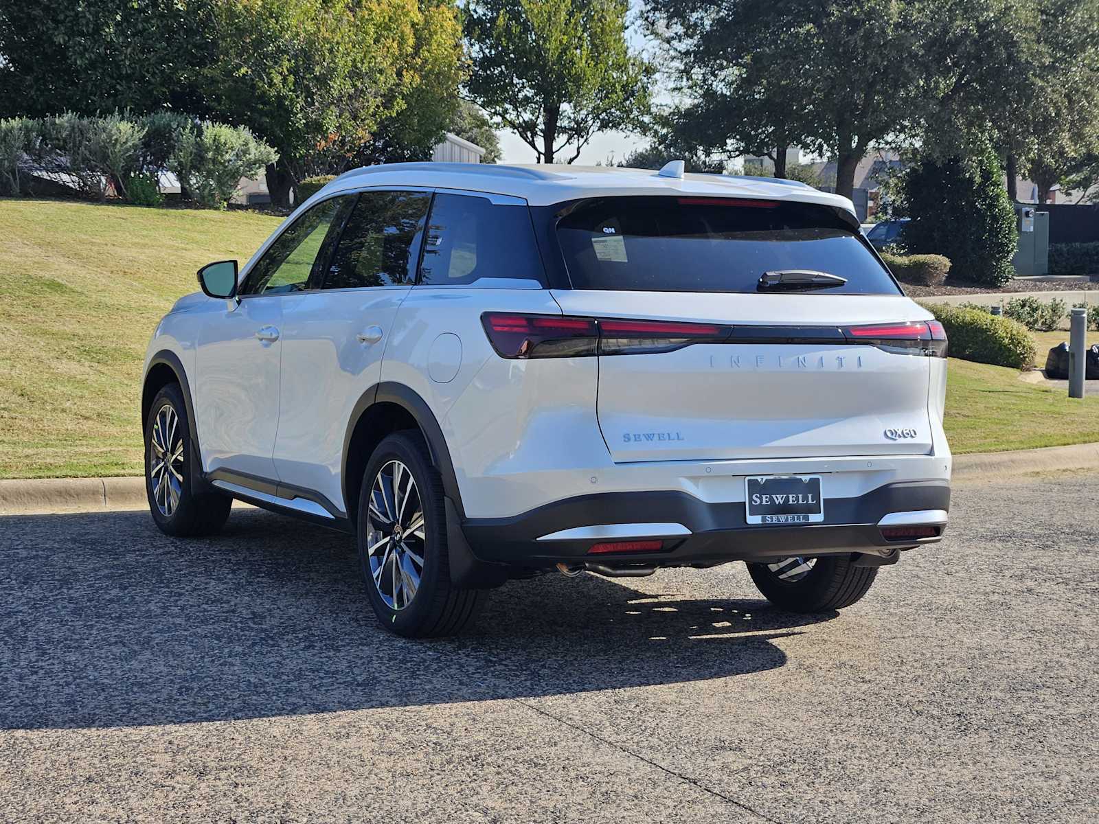 2026 Infiniti QX60 Luxe photo 3