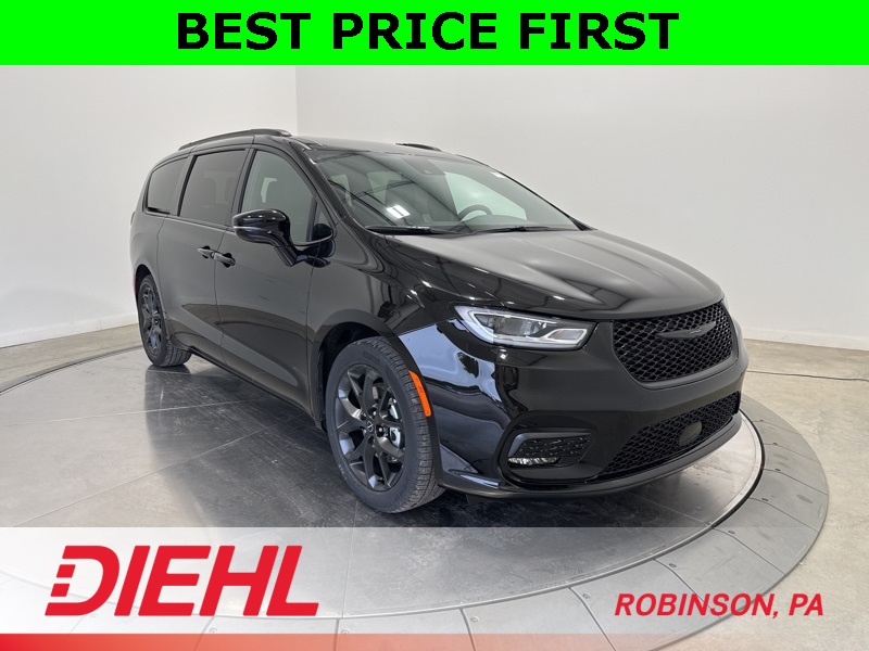 2026 Chrysler Pacifica Select's photo