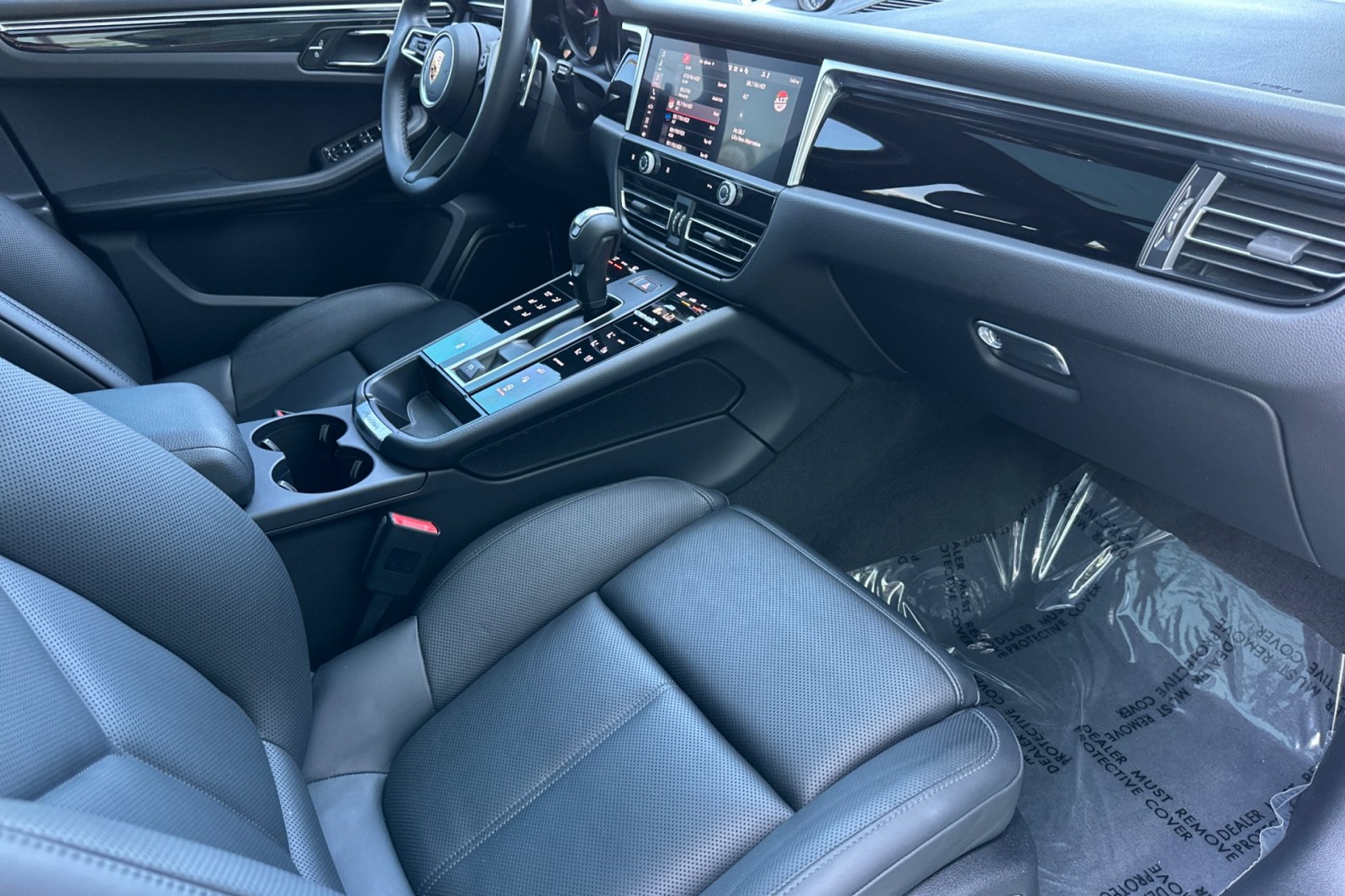 2023 Porsche Macan T photo 19