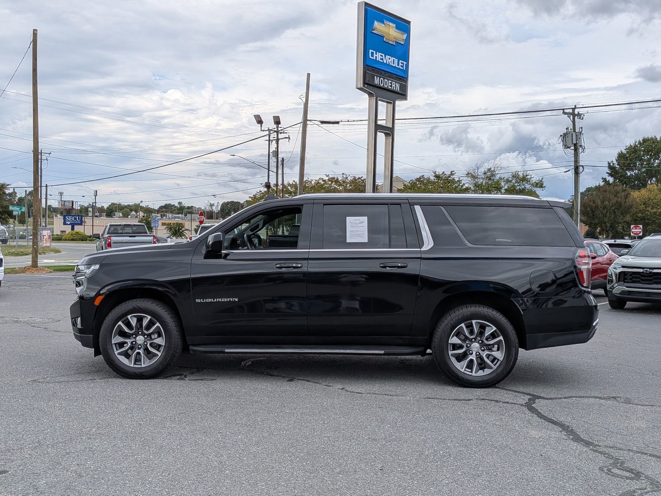 2024 Chevrolet Suburban LS photo 2