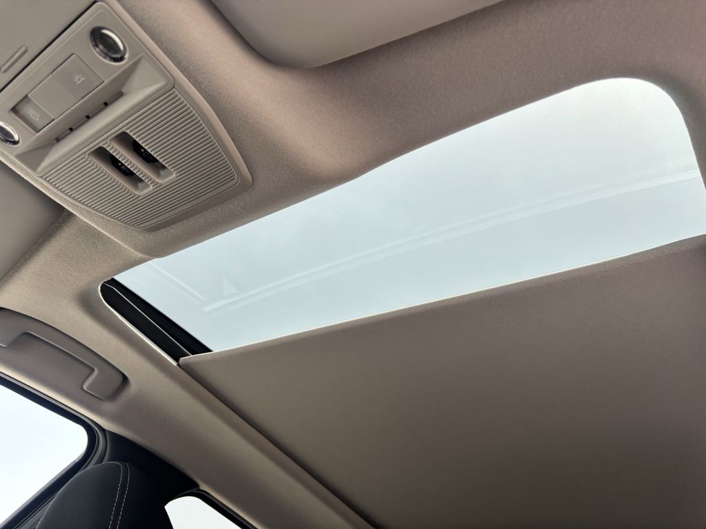 2025 Nissan Kicks SV photo 16