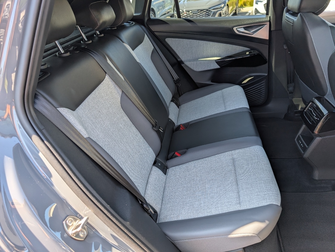2023 Volkswagen ID.4 Pro photo 8