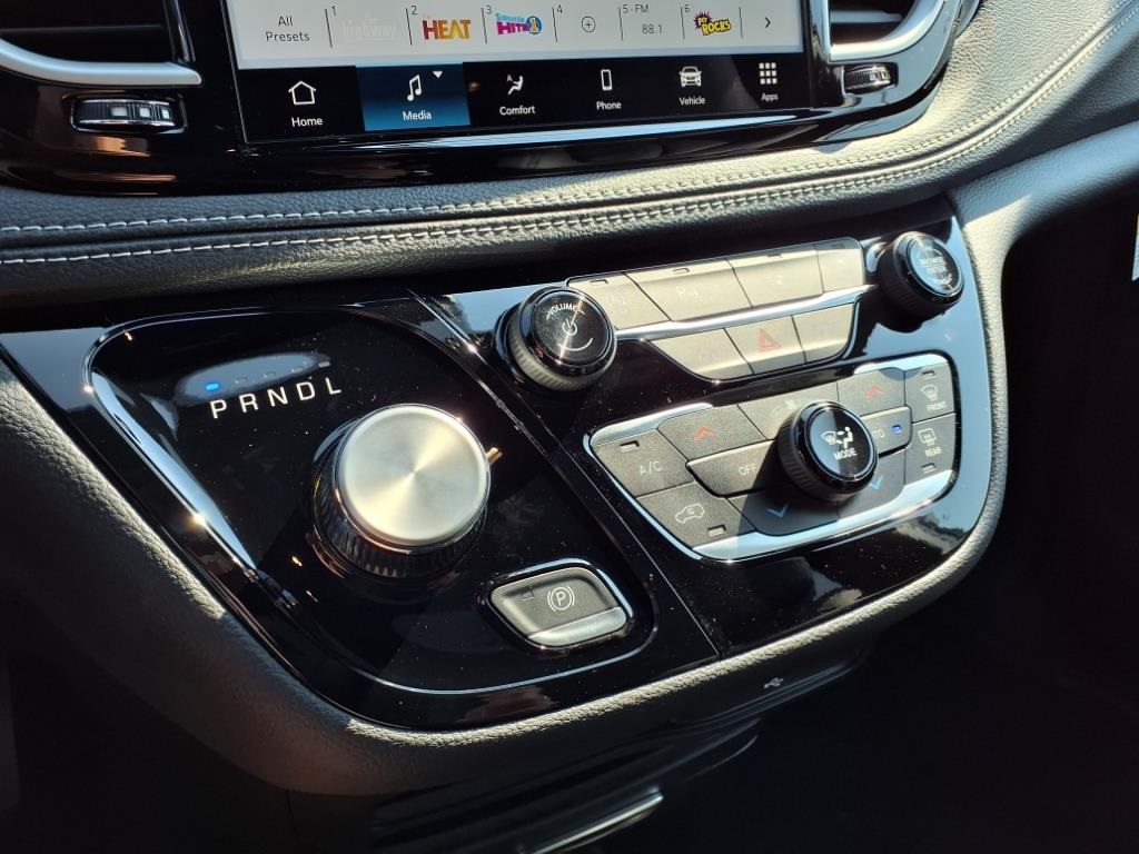 2025 Chrysler Pacifica photo 18