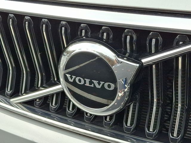 2025 Volvo XC40 Core photo 4