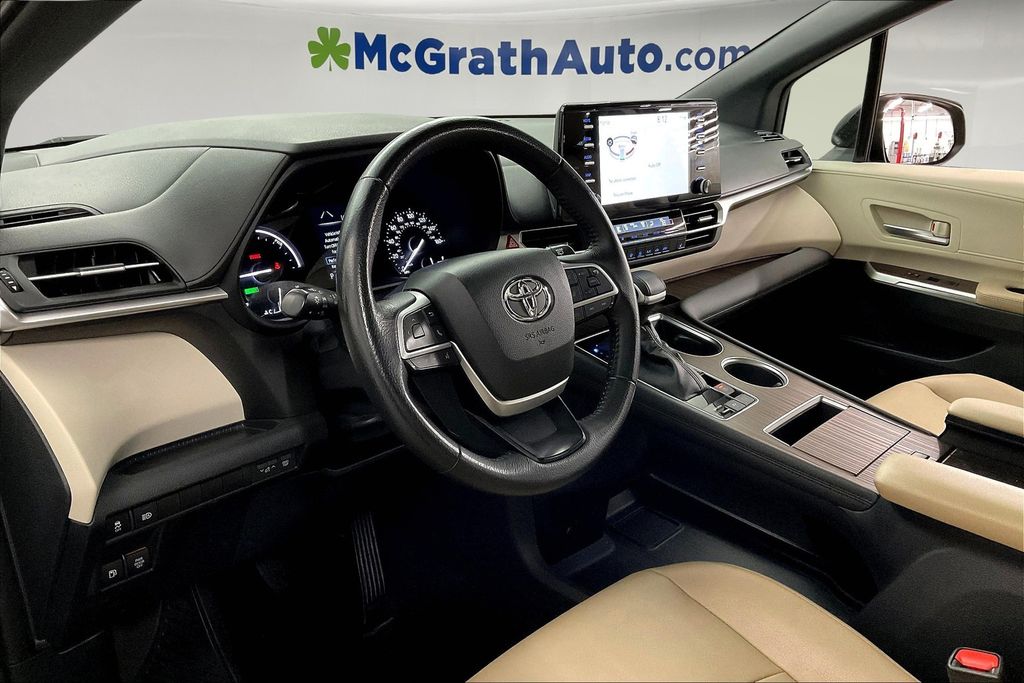 2023 Toyota Sienna XLE photo 12