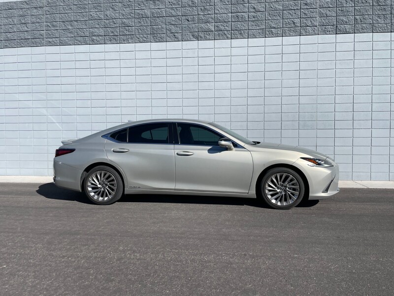 2022 Lexus ES 300h Luxury photo 2