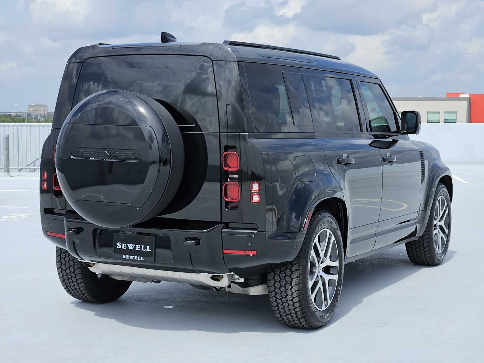 2025 Land Rover Defender 110 X-Dynamic SE photo 5