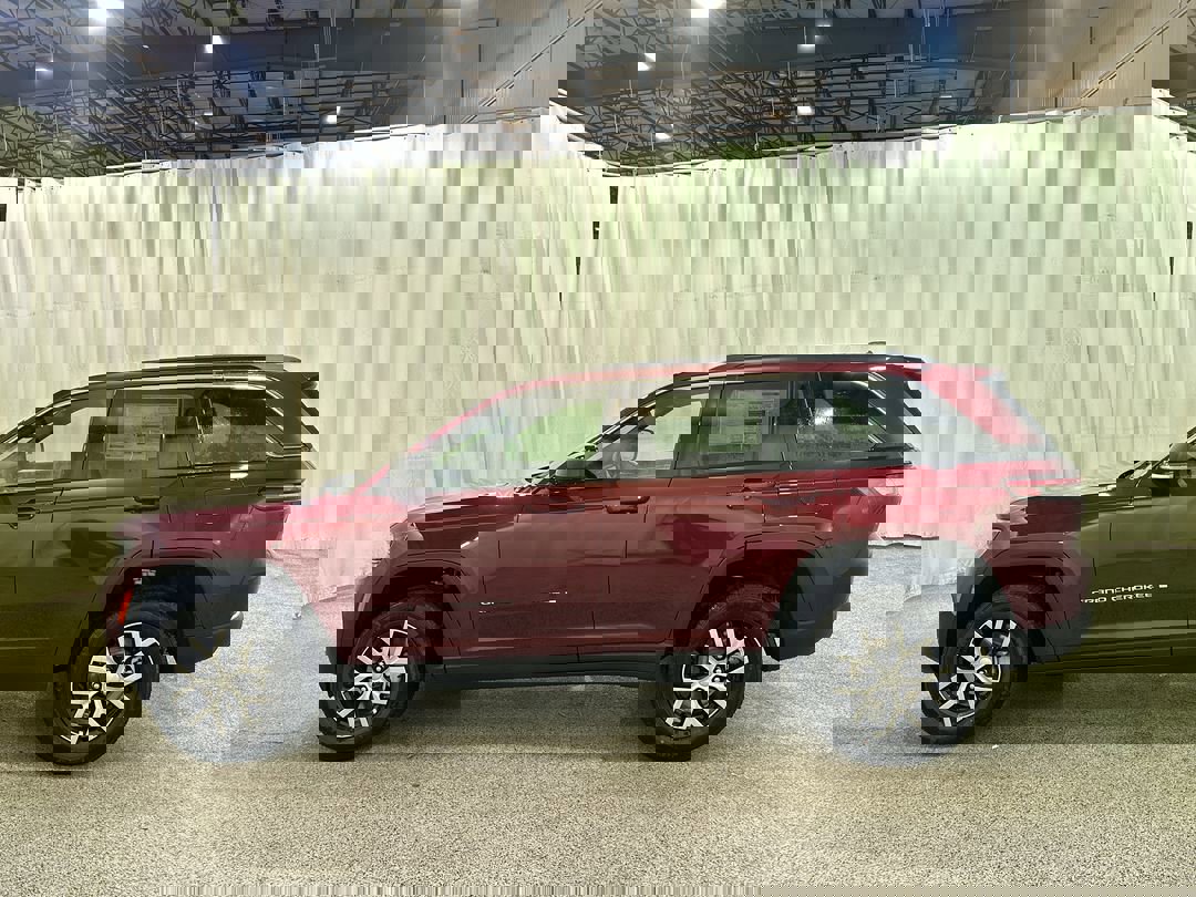 2025 Jeep Grand Cherokee Limited photo 3