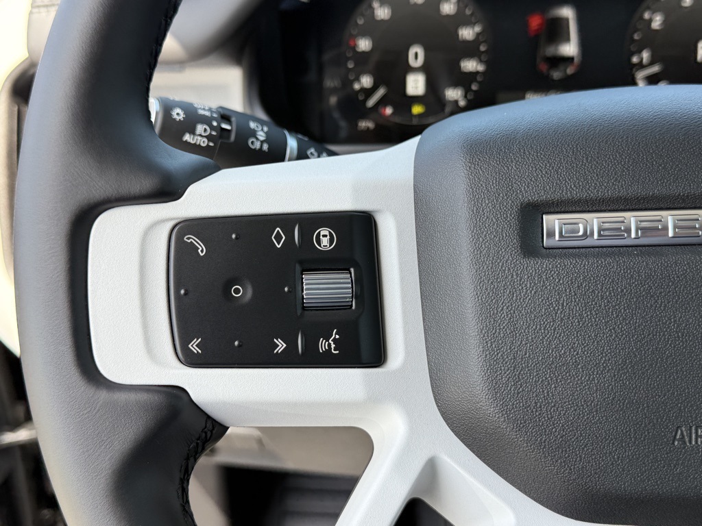 2025 Land Rover Defender 130 S photo 17