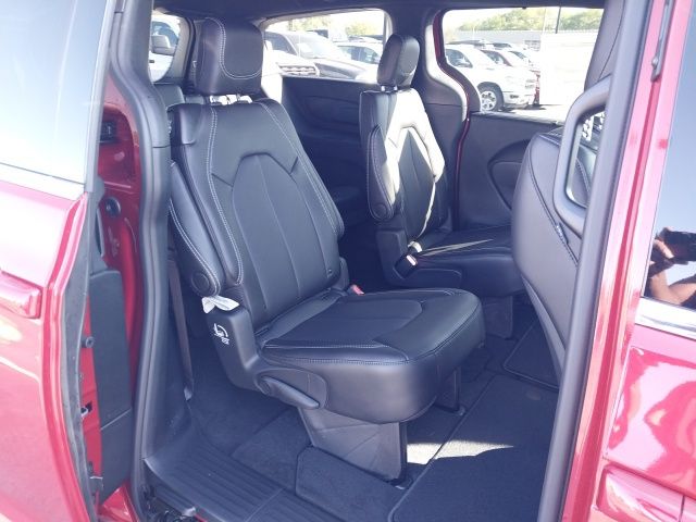 2026 Chrysler Pacifica photo 6