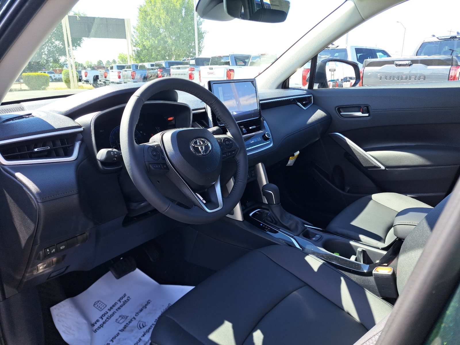 2025 Toyota Corolla Cross XLE photo 15