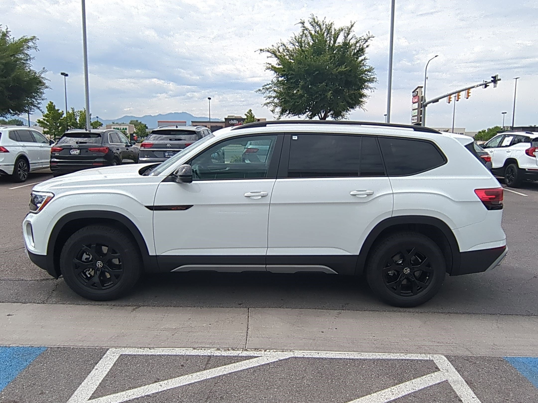 2025 Volkswagen Atlas Peak Edition SE photo 3