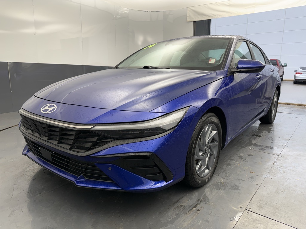 2024 Hyundai Elantra SEL photo 3