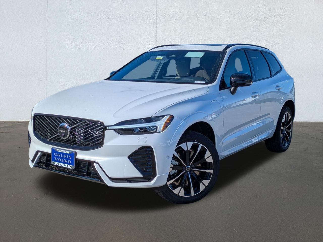 2026 Volvo XC60 Plus's photo